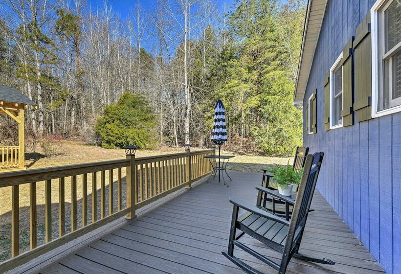 Charming Yadkin Valley Cottage W/ Deck & Yard