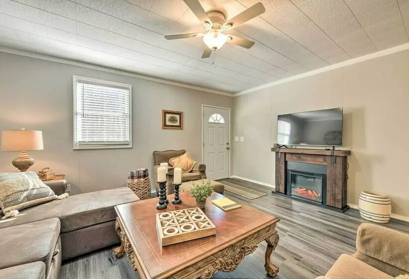 Charming Yadkin Valley Cottage W/ Deck & Yard