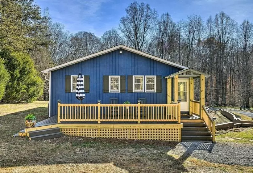 Charming Yadkin Valley Cottage W/ Deck & Yard