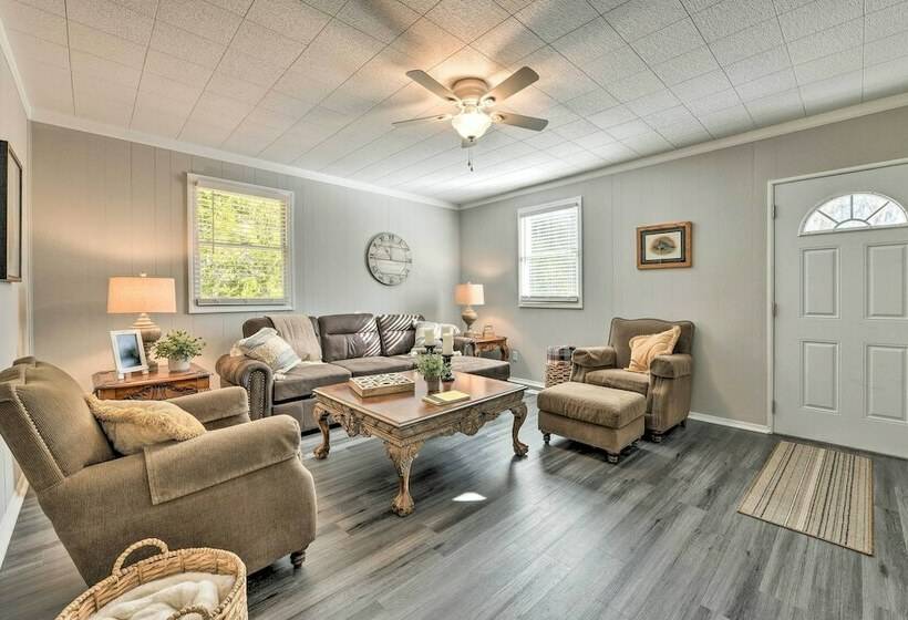 Charming Yadkin Valley Cottage W/ Deck & Yard