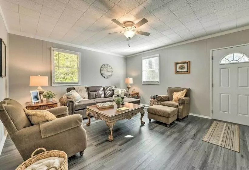 Charming Yadkin Valley Cottage W/ Deck & Yard