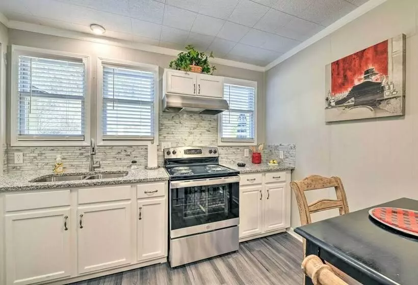 Charming Yadkin Valley Cottage W/ Deck & Yard