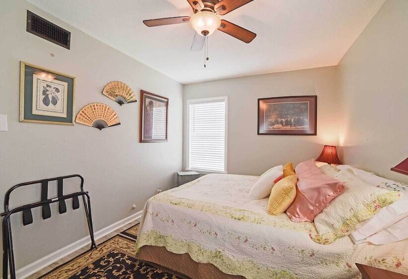 Coastal Escape W/ Yard, Walk 1 Mile To Texas A & M