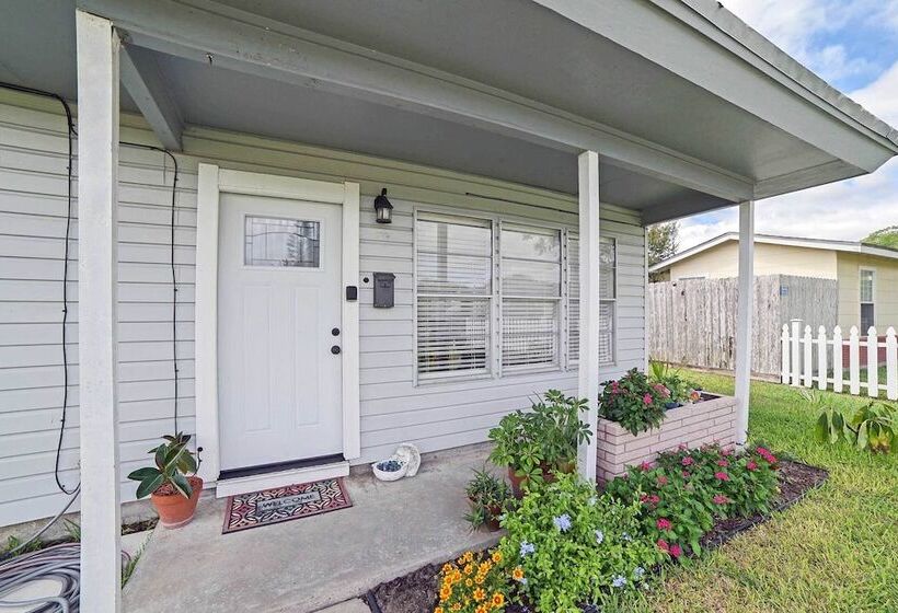 Coastal Escape W/ Yard, Walk 1 Mile To Texas A & M