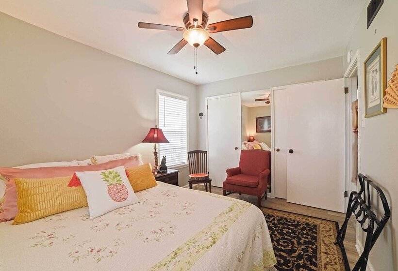 Coastal Escape W/ Yard, Walk 1 Mile To Texas A & M