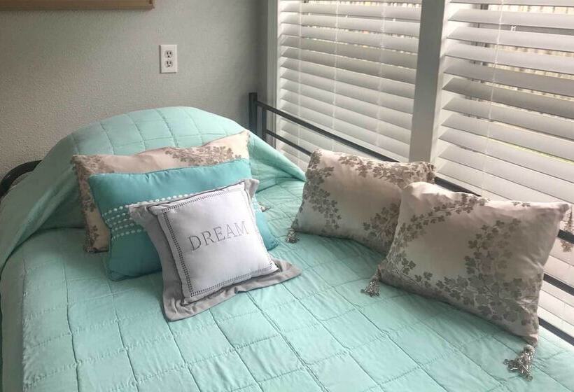 Coastal Escape W/ Yard, Walk 1 Mile To Texas A & M