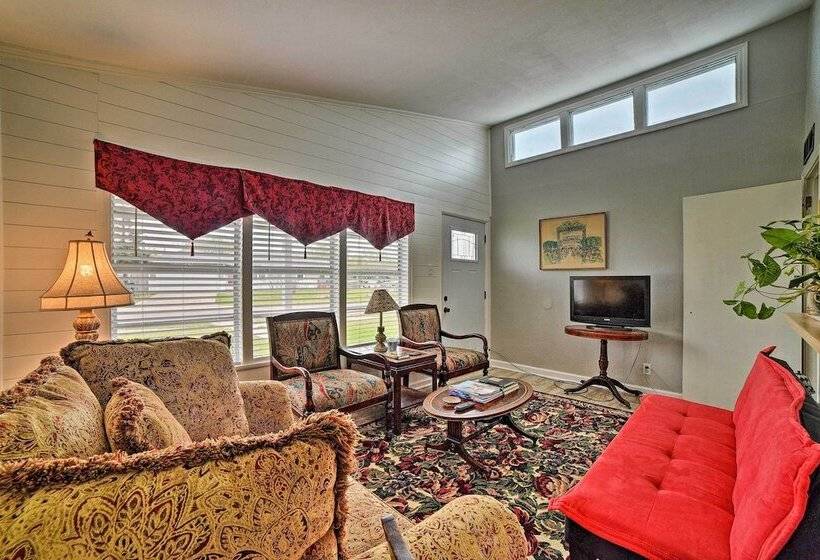 Coastal Escape W/ Yard, Walk 1 Mile To Texas A & M