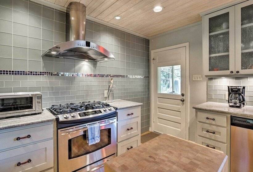 Downtown Austin Home W/ Patio, 3 Mi. To Soco!