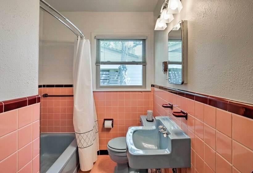 Downtown Austin Home W/ Patio, 3 Mi. To Soco!