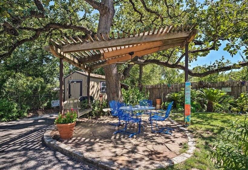 Downtown Austin Home W/ Patio, 3 Mi. To Soco!