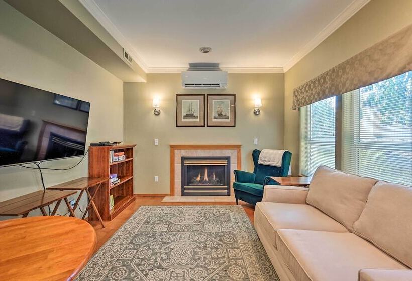 Welcoming Edmonds Vacation Rental W/ Fireplace!