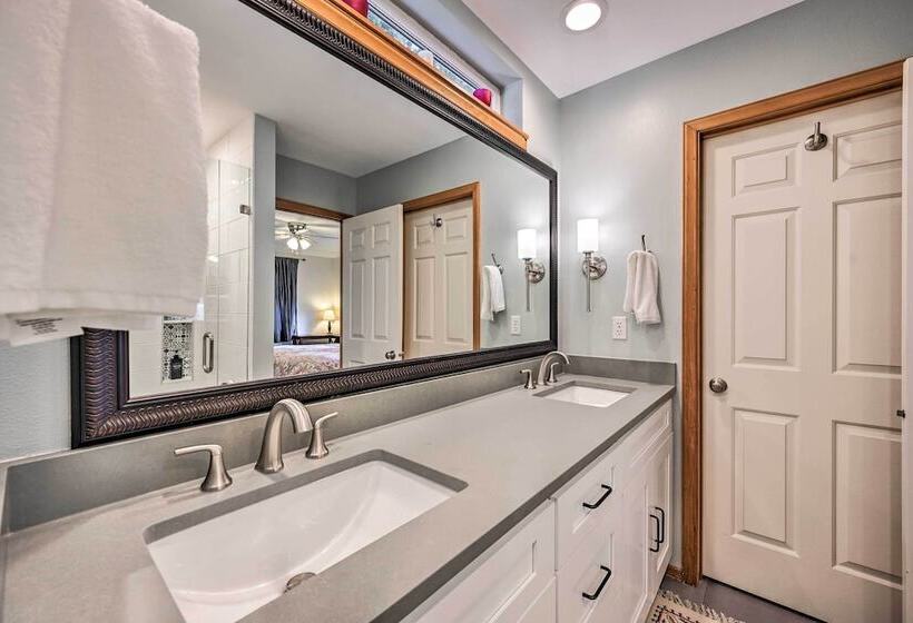 Welcoming Edmonds Vacation Rental W/ Fireplace!