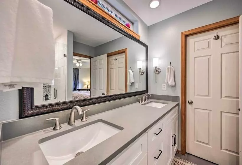 Welcoming Edmonds Vacation Rental W/ Fireplace!