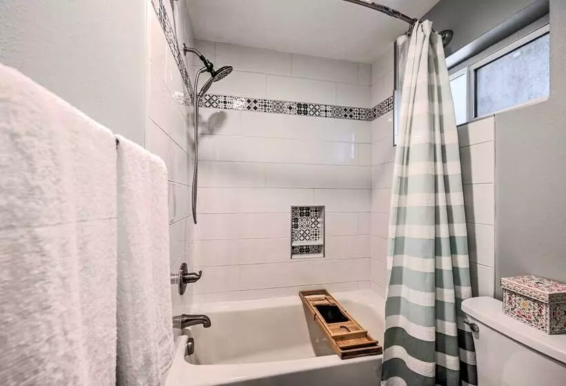 Welcoming Edmonds Vacation Rental W/ Fireplace!