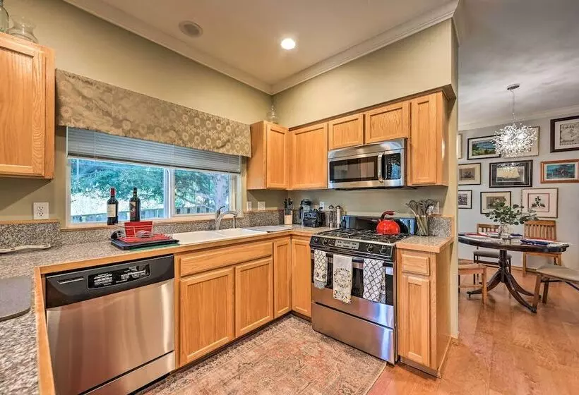 Welcoming Edmonds Vacation Rental W/ Fireplace!