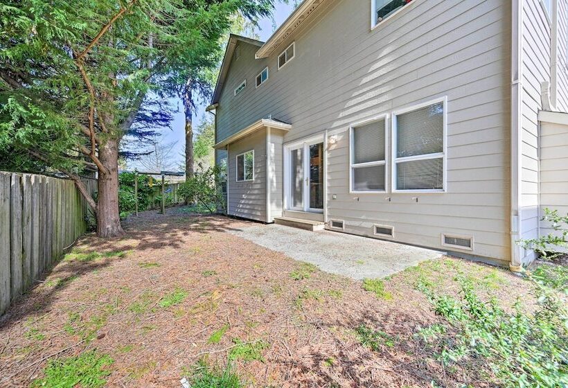 Welcoming Edmonds Vacation Rental W/ Fireplace!