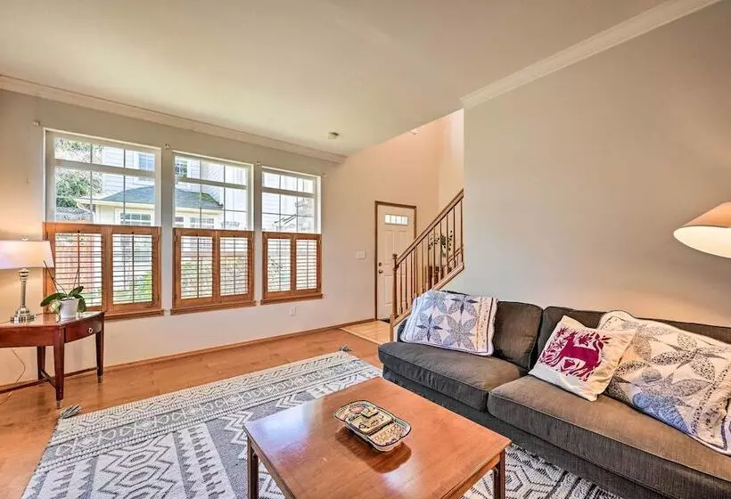 Welcoming Edmonds Vacation Rental W/ Fireplace!