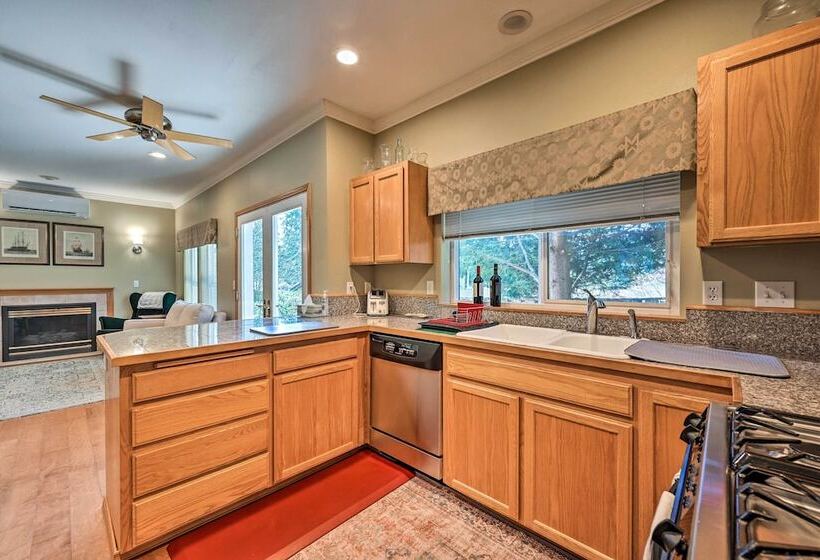 Welcoming Edmonds Vacation Rental W/ Fireplace!