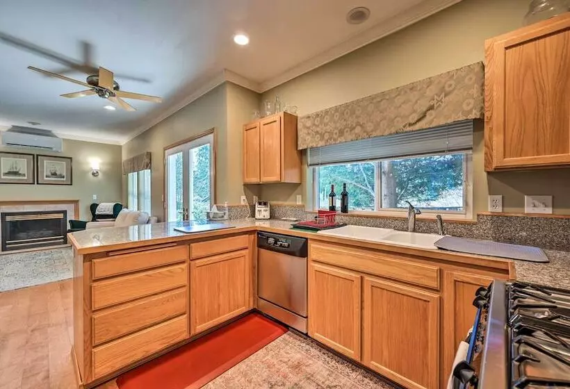 Welcoming Edmonds Vacation Rental W/ Fireplace!