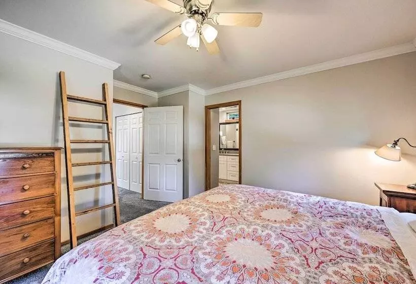 Welcoming Edmonds Vacation Rental W/ Fireplace!