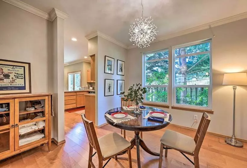 Welcoming Edmonds Vacation Rental W/ Fireplace!