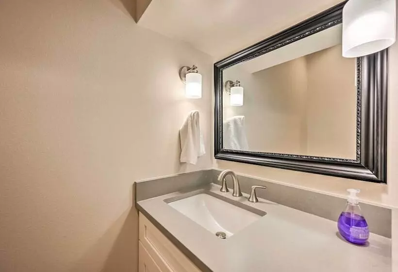 Welcoming Edmonds Vacation Rental W/ Fireplace!