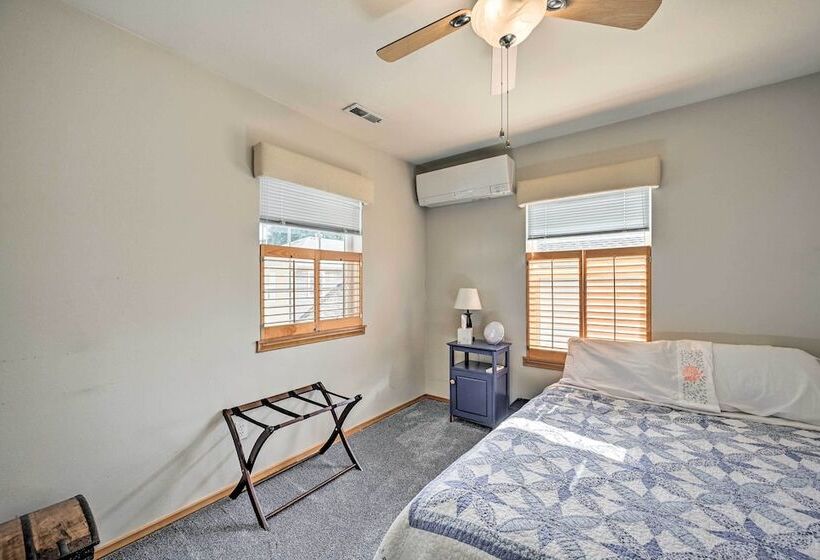 Welcoming Edmonds Vacation Rental W/ Fireplace!