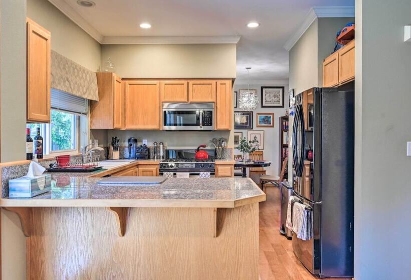 Welcoming Edmonds Vacation Rental W/ Fireplace!