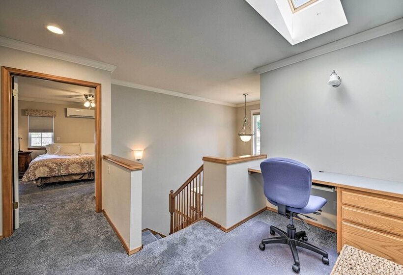 Welcoming Edmonds Vacation Rental W/ Fireplace!