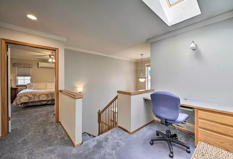 Welcoming Edmonds Vacation Rental W/ Fireplace!