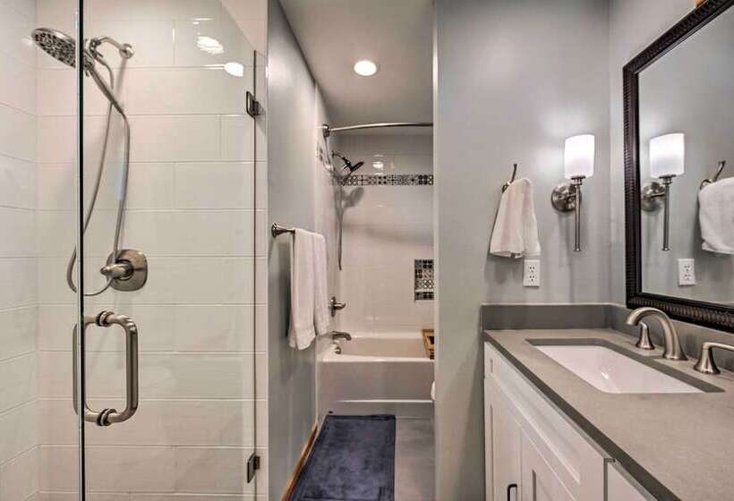 Welcoming Edmonds Vacation Rental W/ Fireplace!