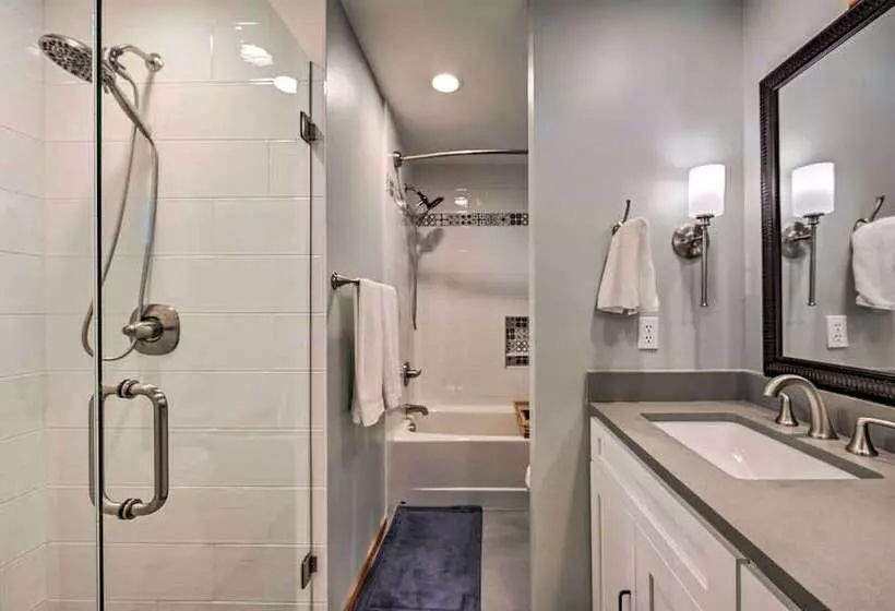 Welcoming Edmonds Vacation Rental W/ Fireplace!