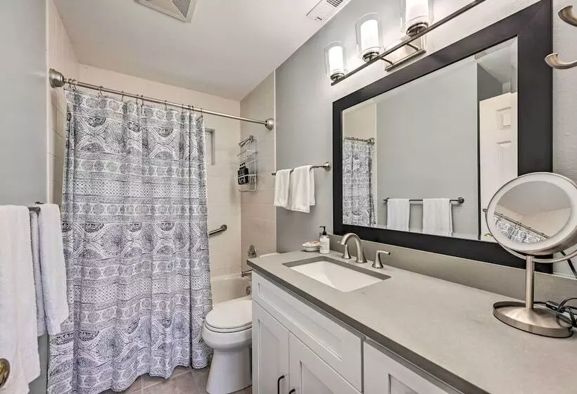 Welcoming Edmonds Vacation Rental W/ Fireplace!