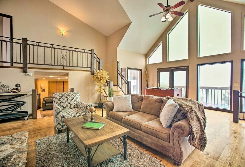 Evergreen Retreat + Hot Tub, Mtn Views & Game Room