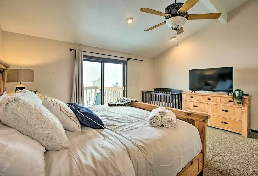 Evergreen Retreat + Hot Tub, Mtn Views & Game Room