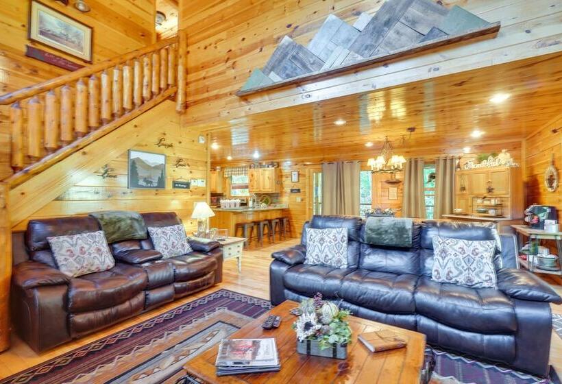 Family Cabin W/ Private Hot Tub & Game Room!