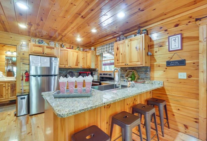 Family Cabin W/ Private Hot Tub & Game Room!