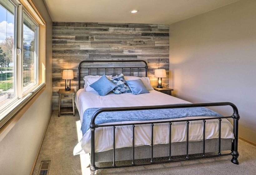 Lake Chelan Home W/ Boat Dock & Slip