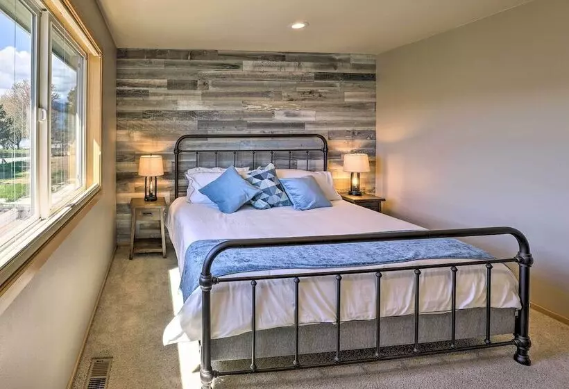 Lake Chelan Home W/ Boat Dock & Slip