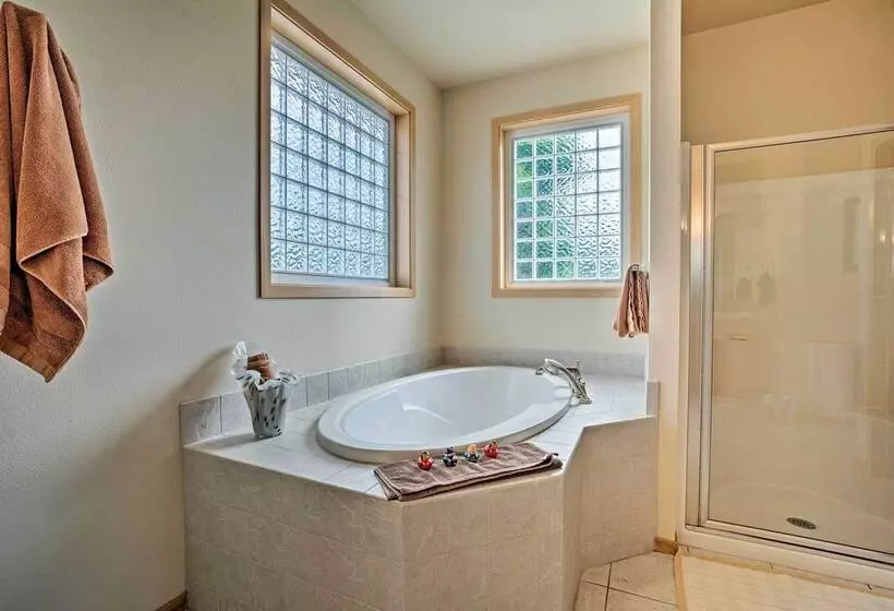 Lake Chelan Home W/ Boat Dock & Slip