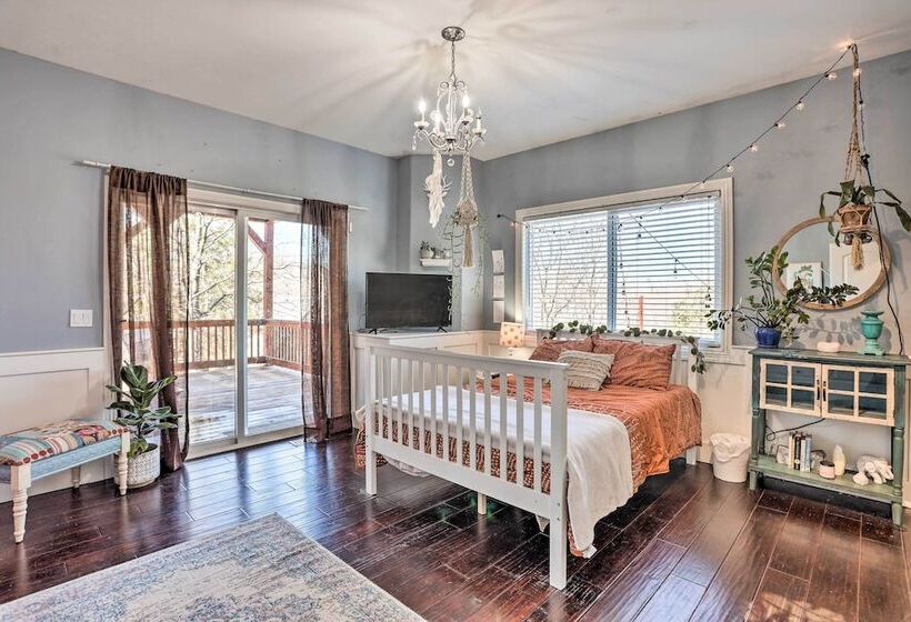 Lovely Lake Arrowhead Home W/ Private Hot Tub