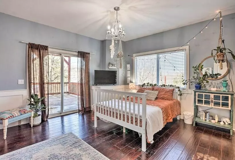 Lovely Lake Arrowhead Home W/ Private Hot Tub