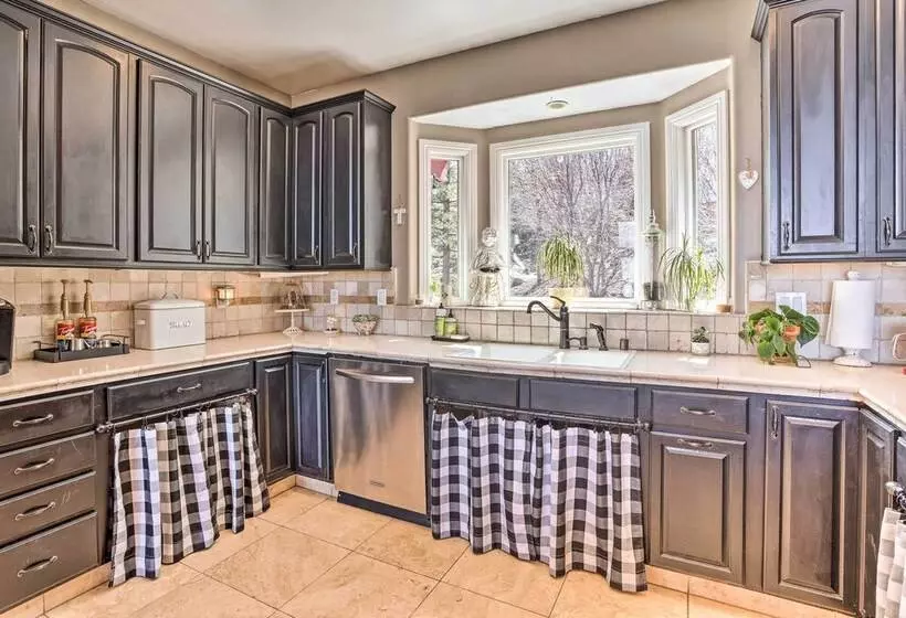 Lovely Lake Arrowhead Home W/ Private Hot Tub