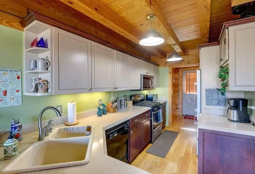 Hot Tub & Game Room: Powderhorn Mountain Cabin