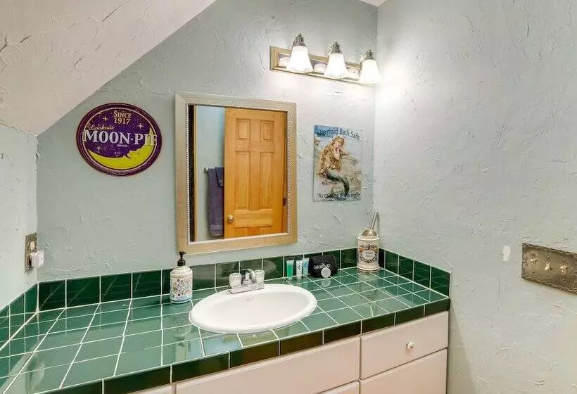 Hot Tub & Game Room: Powderhorn Mountain Cabin