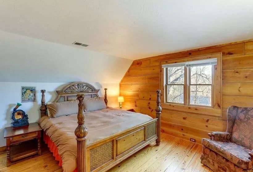 Hot Tub & Game Room: Powderhorn Mountain Cabin