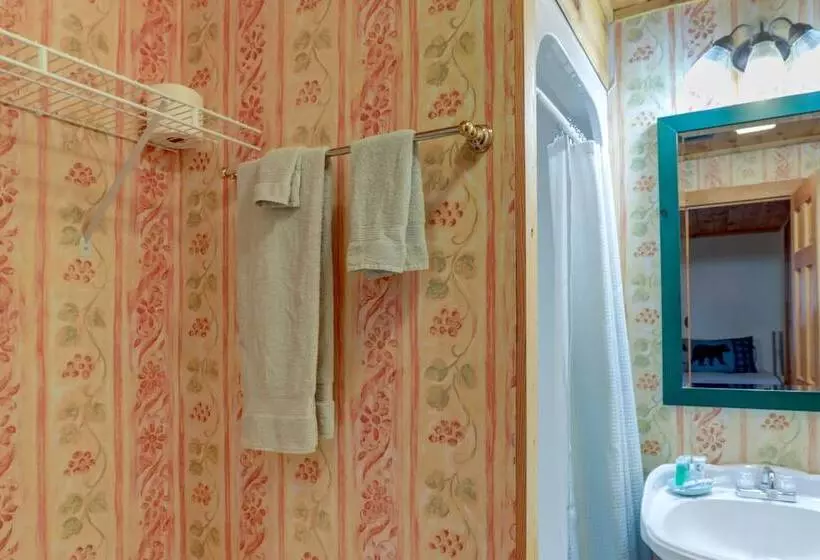 Hot Tub & Game Room: Powderhorn Mountain Cabin