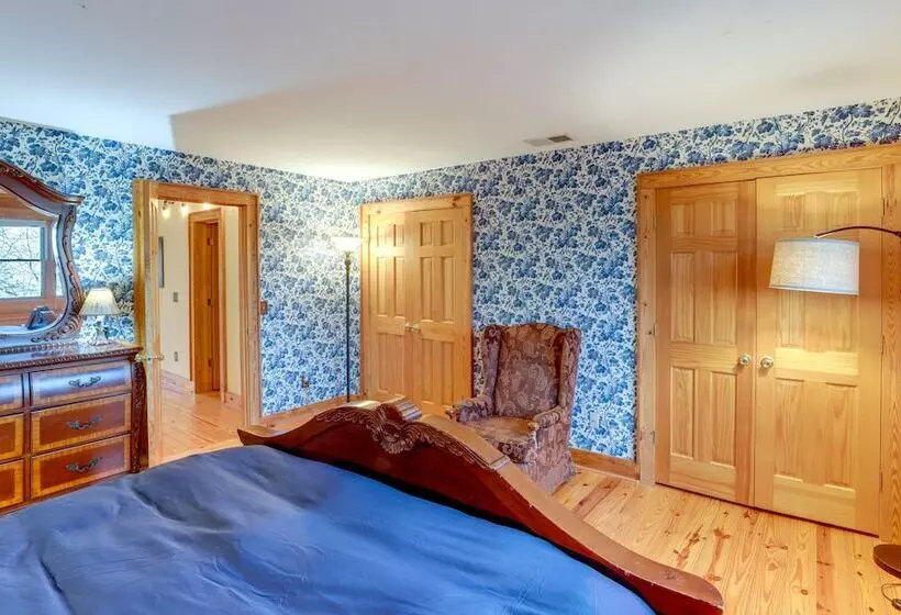 Hot Tub & Game Room: Powderhorn Mountain Cabin