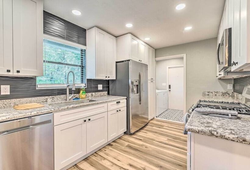 Remodeled Family Home W/ Patio Walk To Uf!