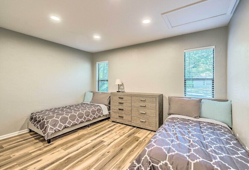 Remodeled Family Home W/ Patio Walk To Uf!